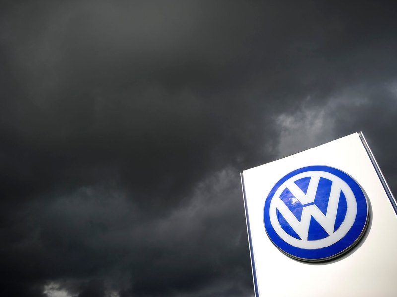 VW-Logo vor dunklen Wolken