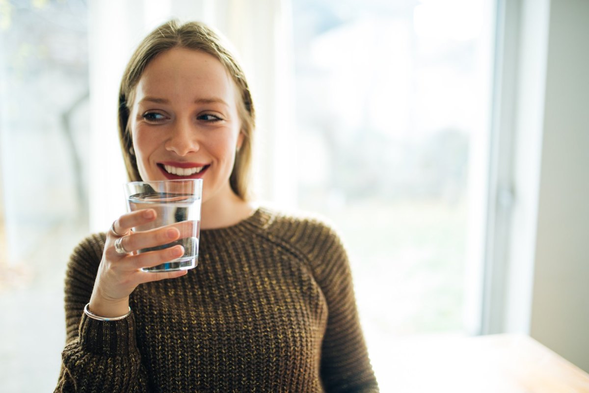 Frau mit Wasserglas.