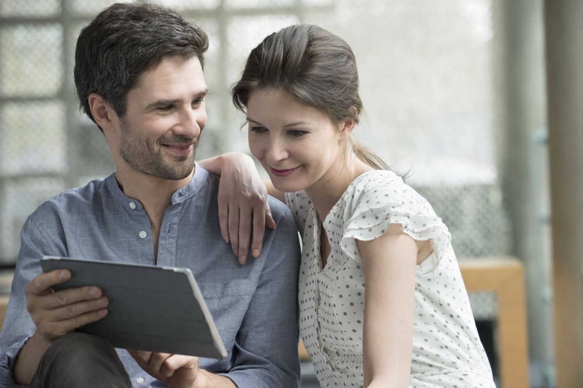 Mann und Frau mit iPad