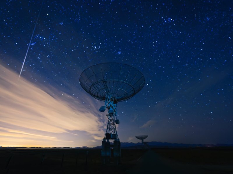 Weltraumteleskop vor Sternenhimmel