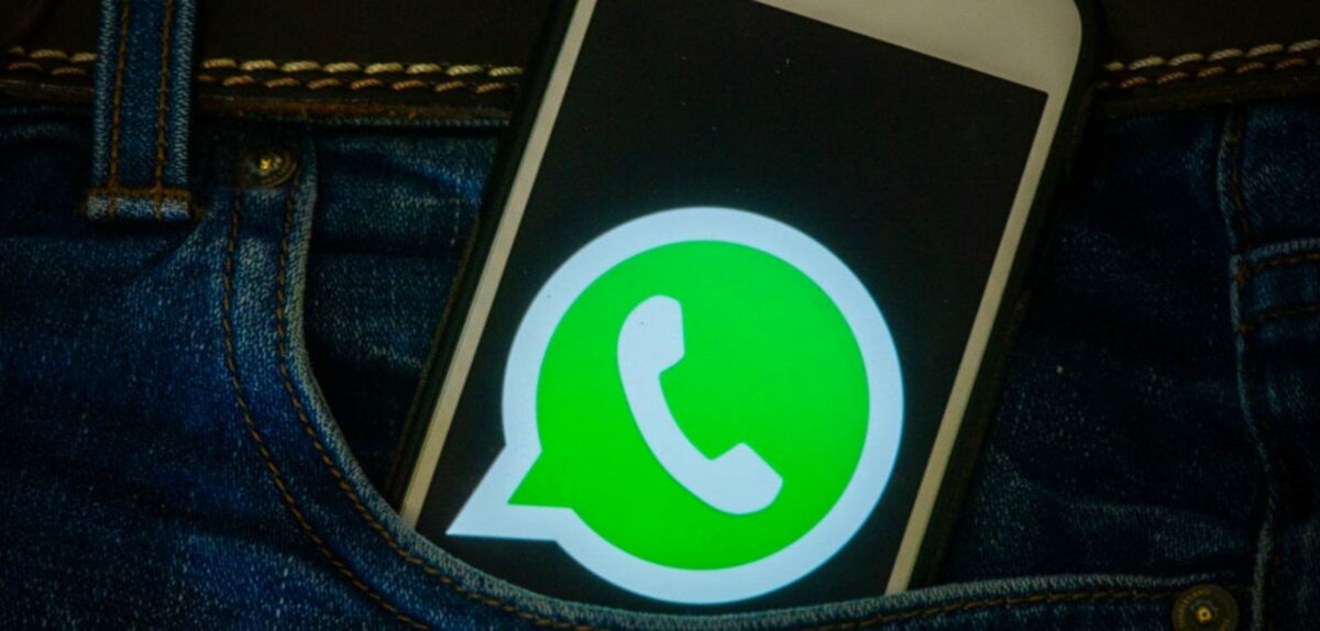 Handy mit WhatsApp-Logo