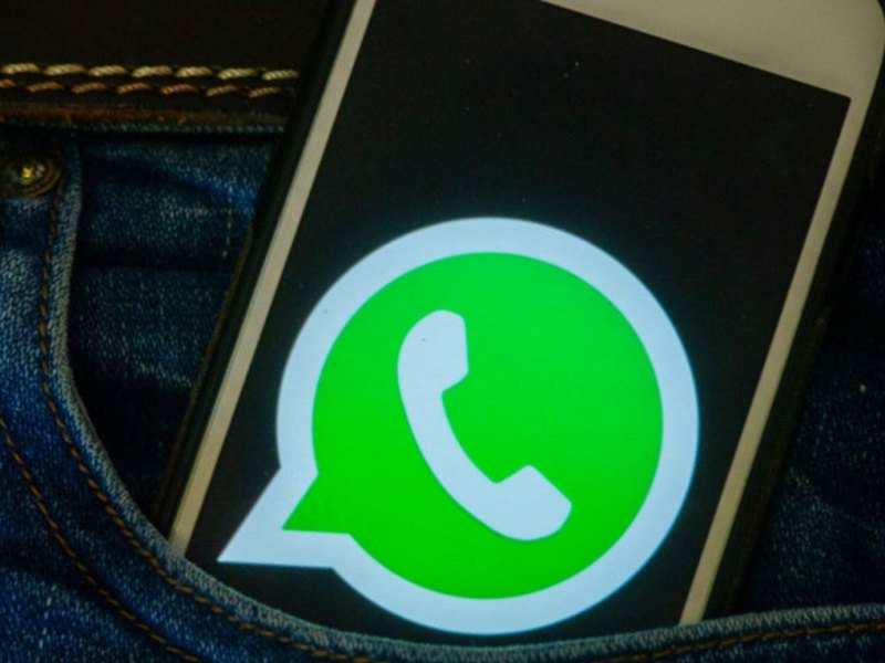 Handy mit WhatsApp-Logo