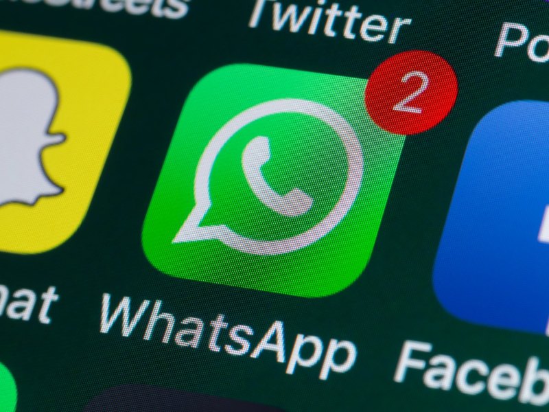 Die App WhatsApp mit zwei ungelesenen Nachrichten auf einem Display in Nahaufnhame.