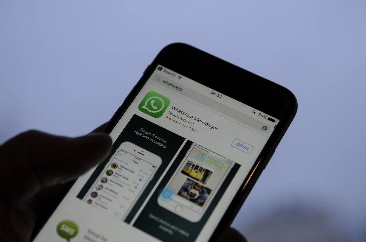 Ein Smartphone auf dem WhatsApp aus dem App Store geladen wird.