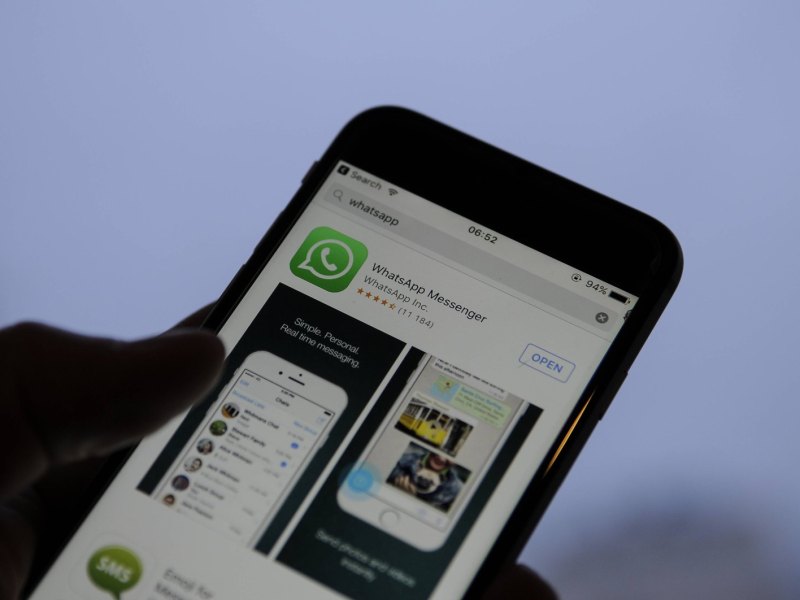 Ein Smartphone auf dem WhatsApp aus dem App Store geladen wird.