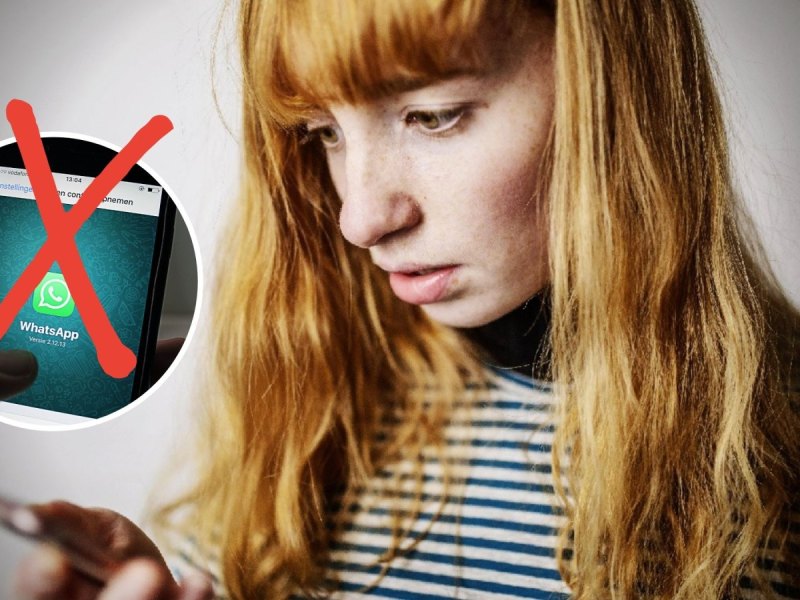 Frau erschrocken am Handy