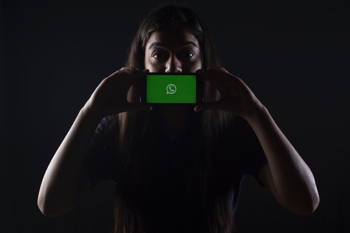 Person hält Smartphone mit WhatsApp