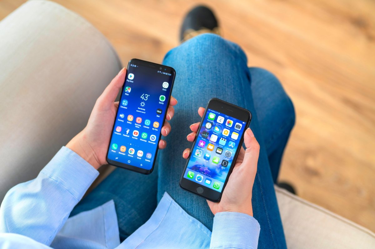 Android Smartphone neben einem iPhone