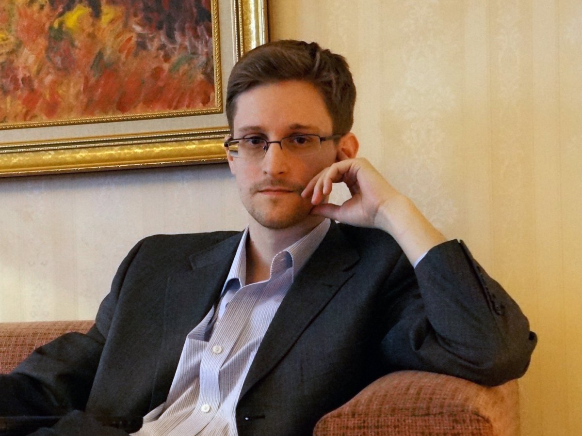 Whistleblower Edward Snowden gibt ein Interview.