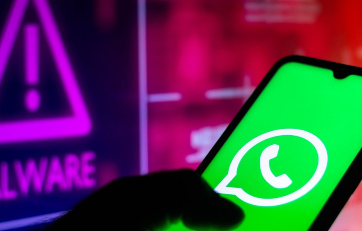 Jemand hält ein Smartphone auf dem Handy und benutzt WhatsApp.