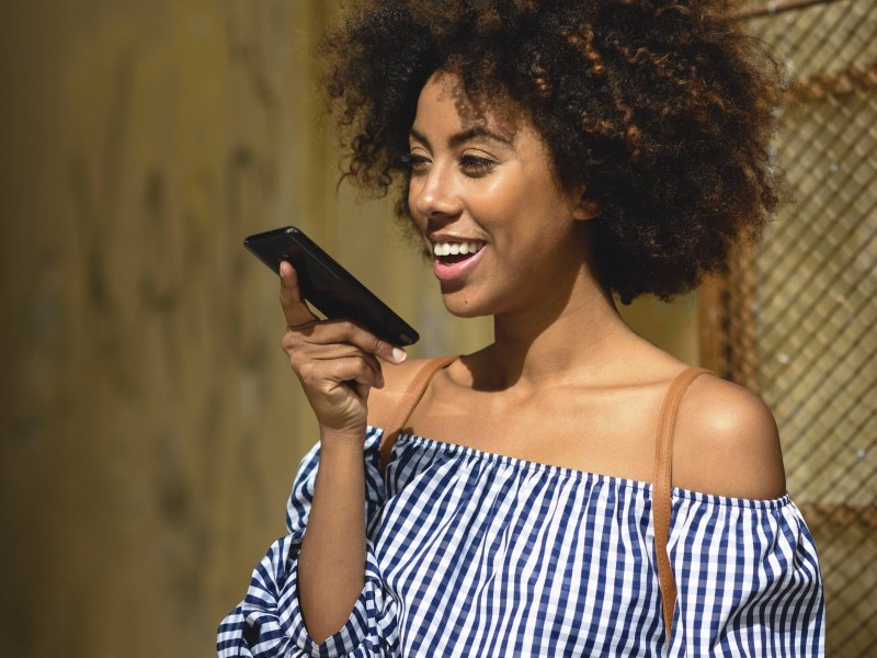 Frau macht eine Sprachaufnahme mit dem Smartphone