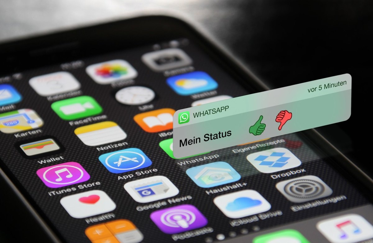 Ein Smartphone zeigt den WhatsApp-Status