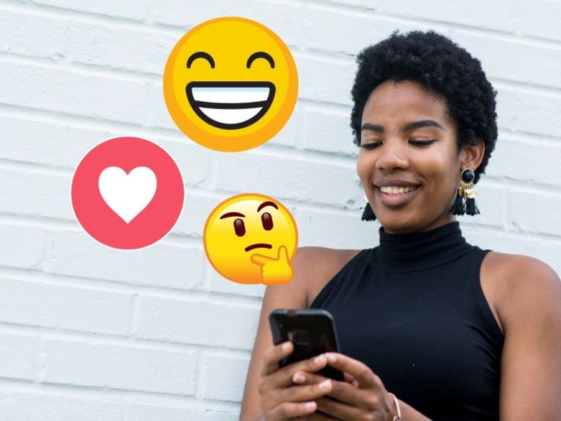 Frau verschickt Emoji-Sticker über Smartphone