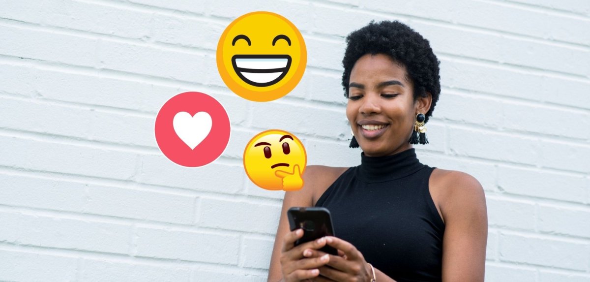 Frau verschickt Emoji-Sticker über Smartphone