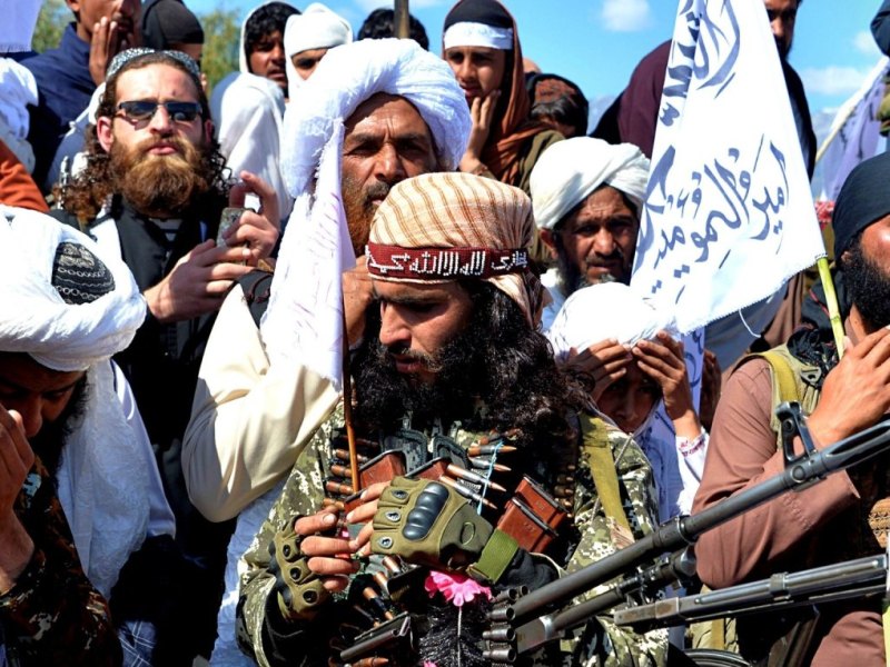 Taliban-Kämpfer und Bürger in Afghanistan.