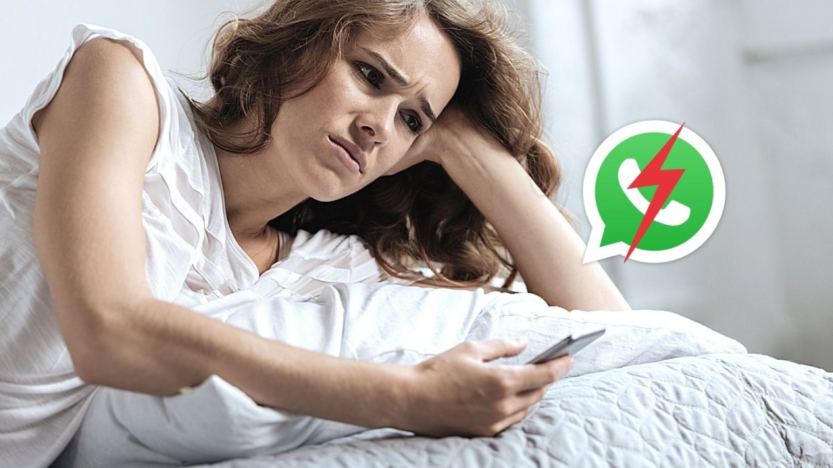 Unglückliche Frau mit Handy und dem WhatsApp-Logo