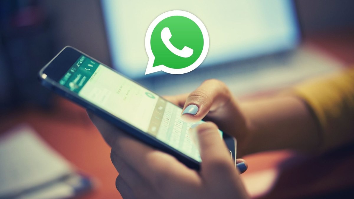 WhatsApp auf einem Smartphone und das Logo des Messengers