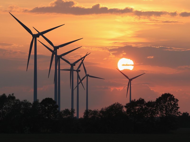 Windräder vor einem Sonnenuntergang