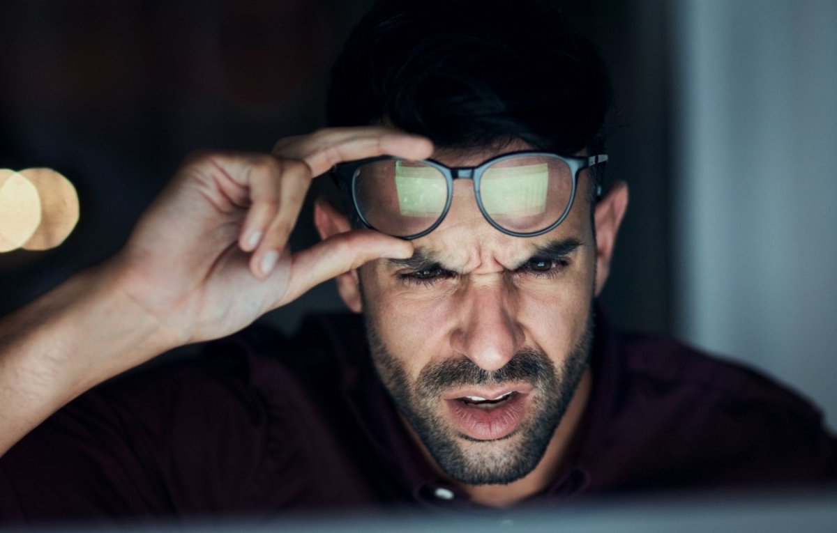 Mann blickt ungläubig auf seinen Monitor