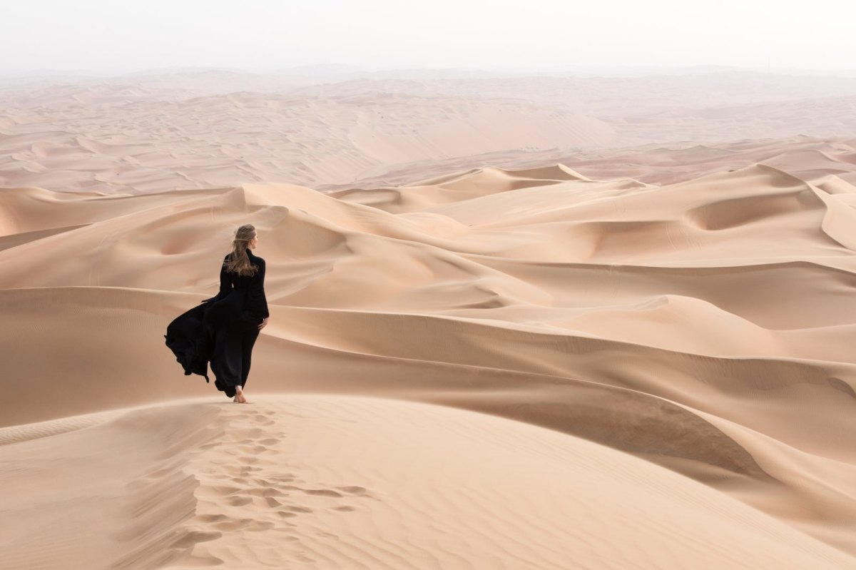 Frau in Wüste