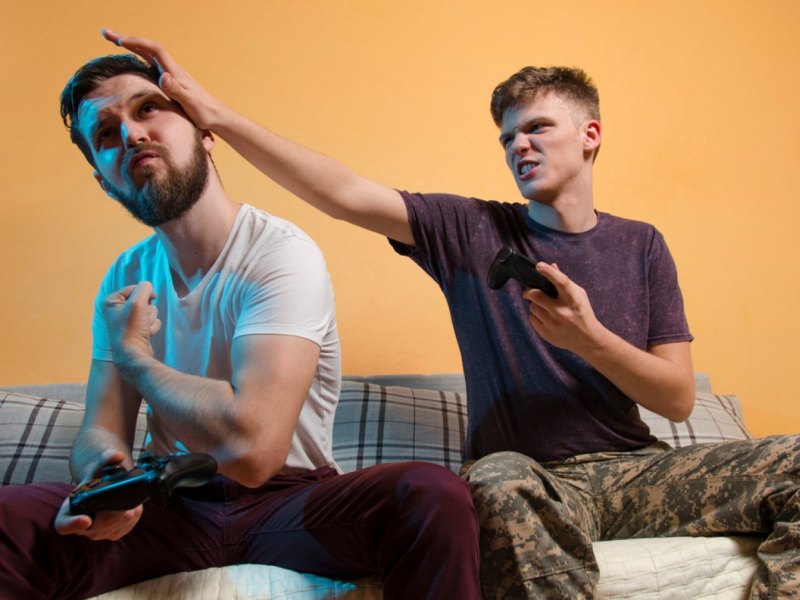 Zwei Männer mit Xbox-Controllern