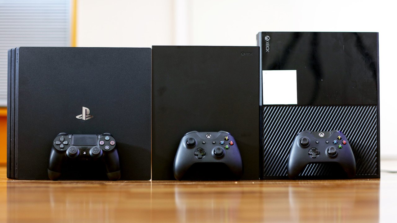 Zwei verschiedene Generationen der Xbox und eine Playstation nebeneinander.