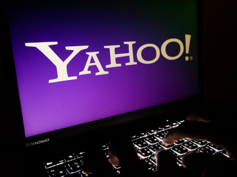 Yahoo-Logo auf einem Laptop-Bildschirm.