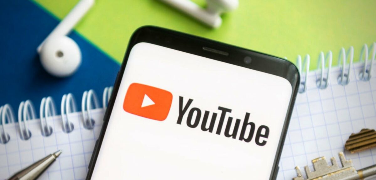 YouTube-Logo auf einem Smartphone