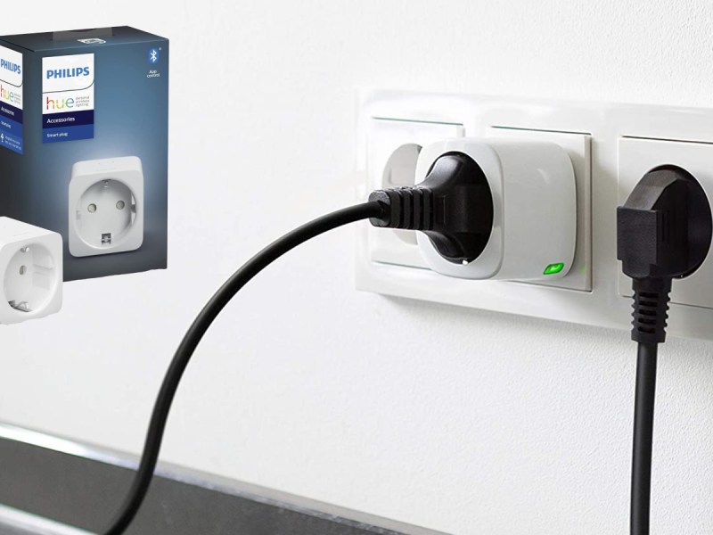 Ein Stecker steckt in einer smarten Steckdose.