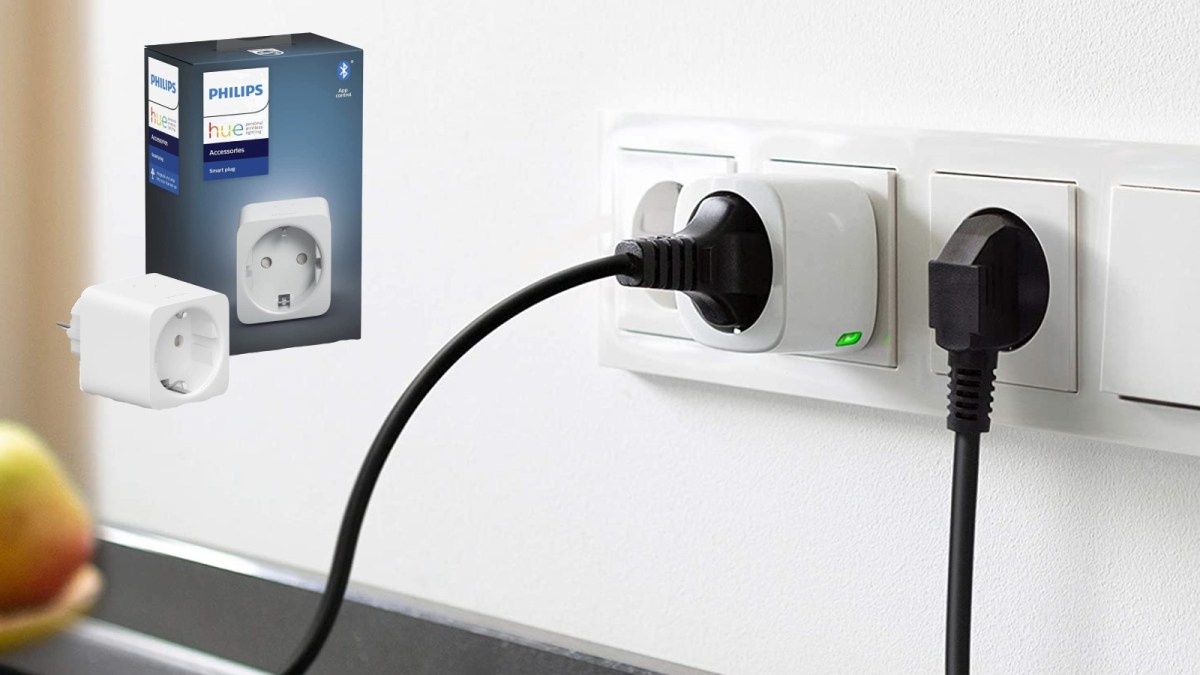 Ein Stecker steckt in einer smarten Steckdose.