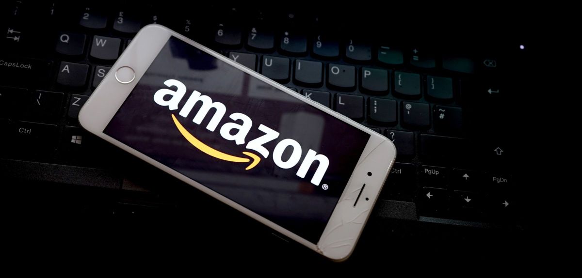 Amazon-Logo auf einem Smartphone