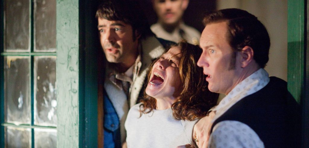 Conjuring-Szene: Die schreiende Carolyn wird von Ed Warren festgehalten.