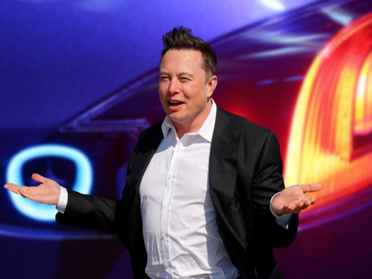 Elon Musk vor einem Tesla Model S
