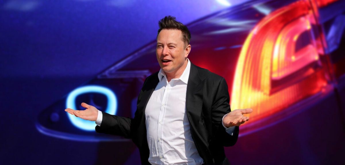 Elon Musk vor einem Tesla Model S