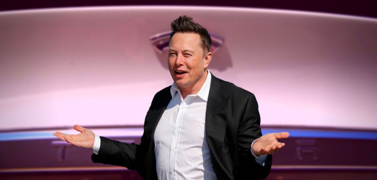 Tesla-Gründer Elon Musk vor einem Tesla Model S