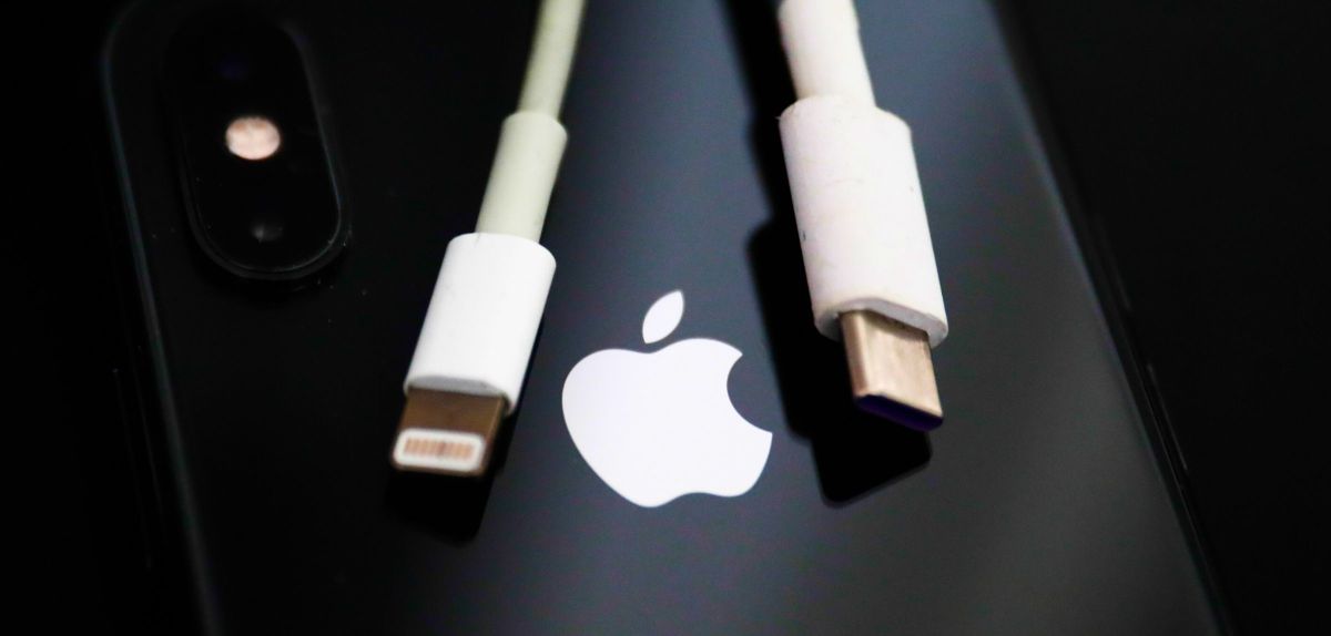 Lightning- und USB-C-Kabel auf einem iPhone