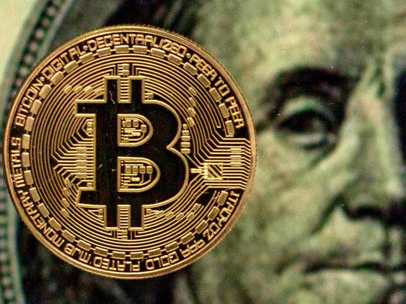 Bitcoin vor einem Dollar-Schein