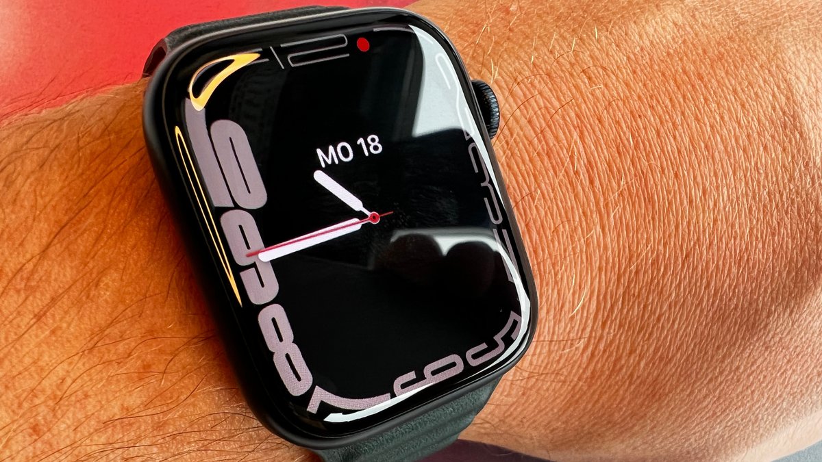 Im Test war eine Apple Watch Series 7 mit 45 mm Aluminiumgehäuse in der Farbe Mitternacht mit einem Lederarmband in Schwarzgrün.. © spot on news