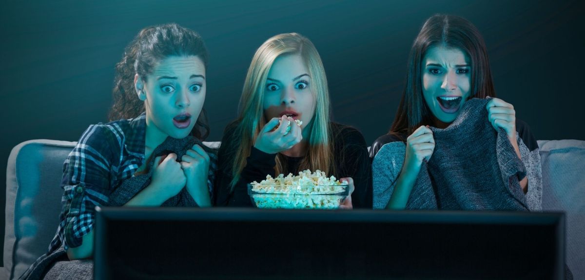 Drei Teenager schauen einen Horror-Film