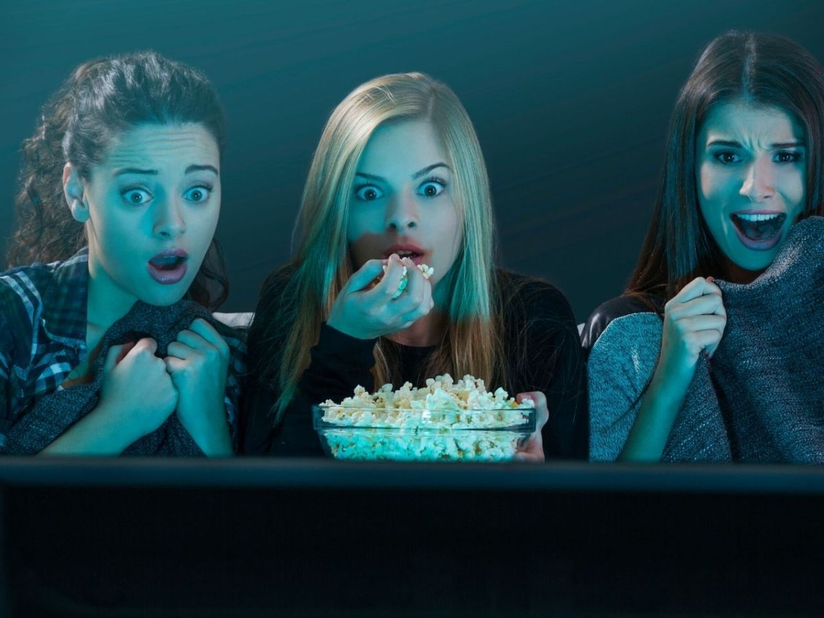 Drei Teenager schauen einen Horror-Film
