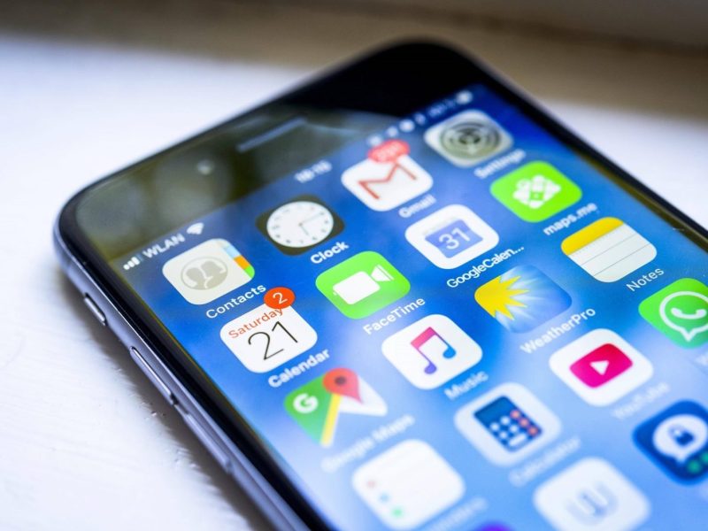 IPhone 6s Smartphone Homescreen viele app Icons auf dem Display Apps iOS Detail Nahaufnahme