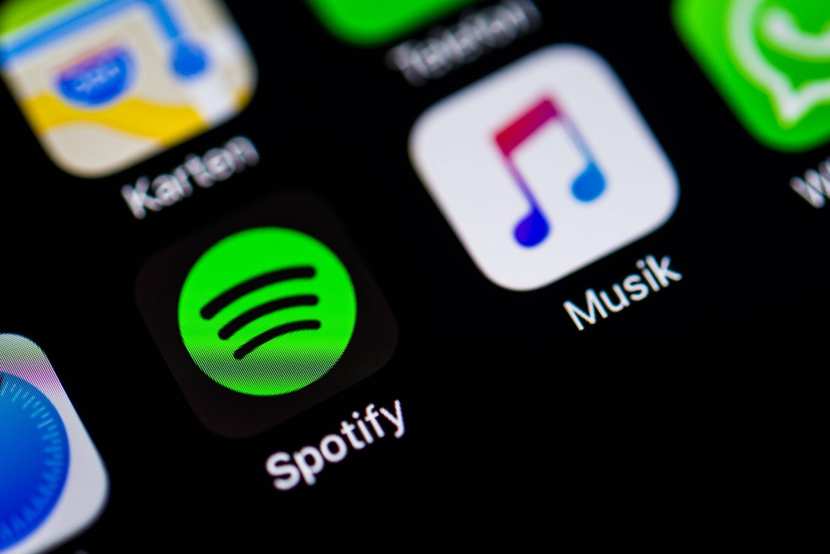Spotify und Apple Music Icon nebeneinander auf Display
