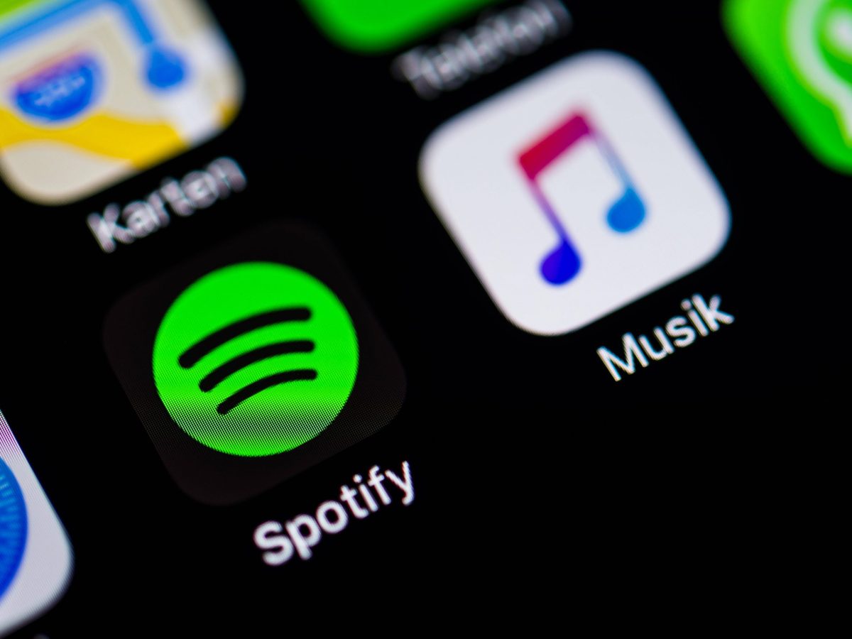 Spotify und Apple Music Icon nebeneinander auf Display