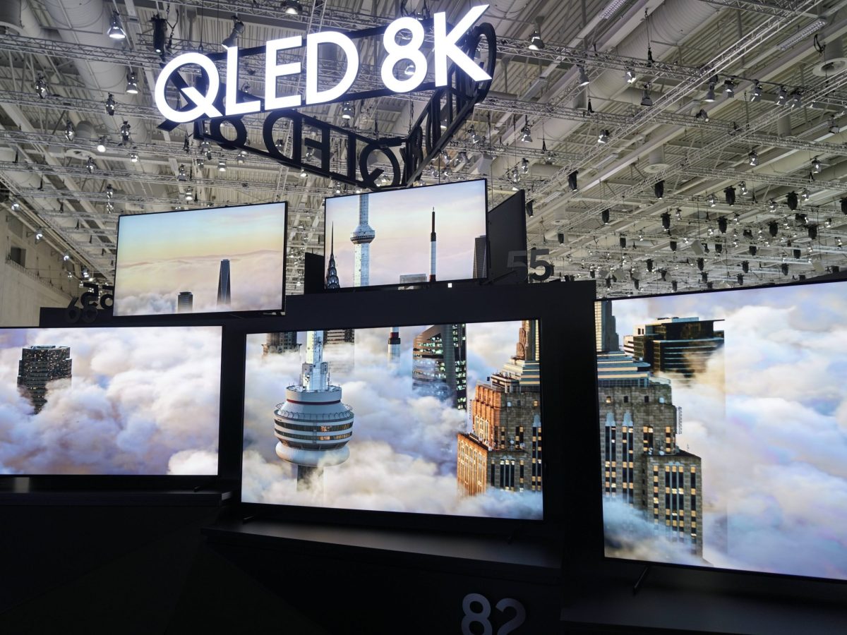 QLED-Fernseher aufgereiht