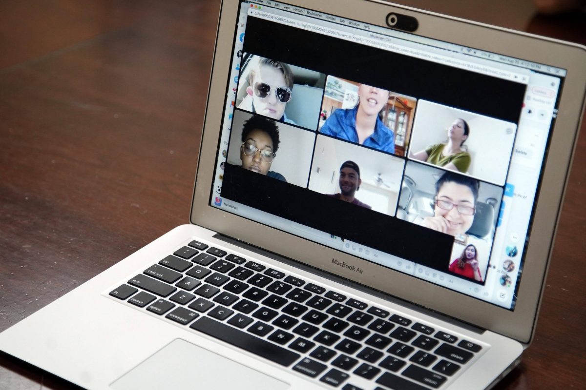 Videokonferenz auf Laptop-Bildschirm