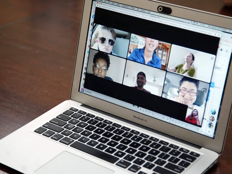 Videokonferenz auf Laptop-Bildschirm