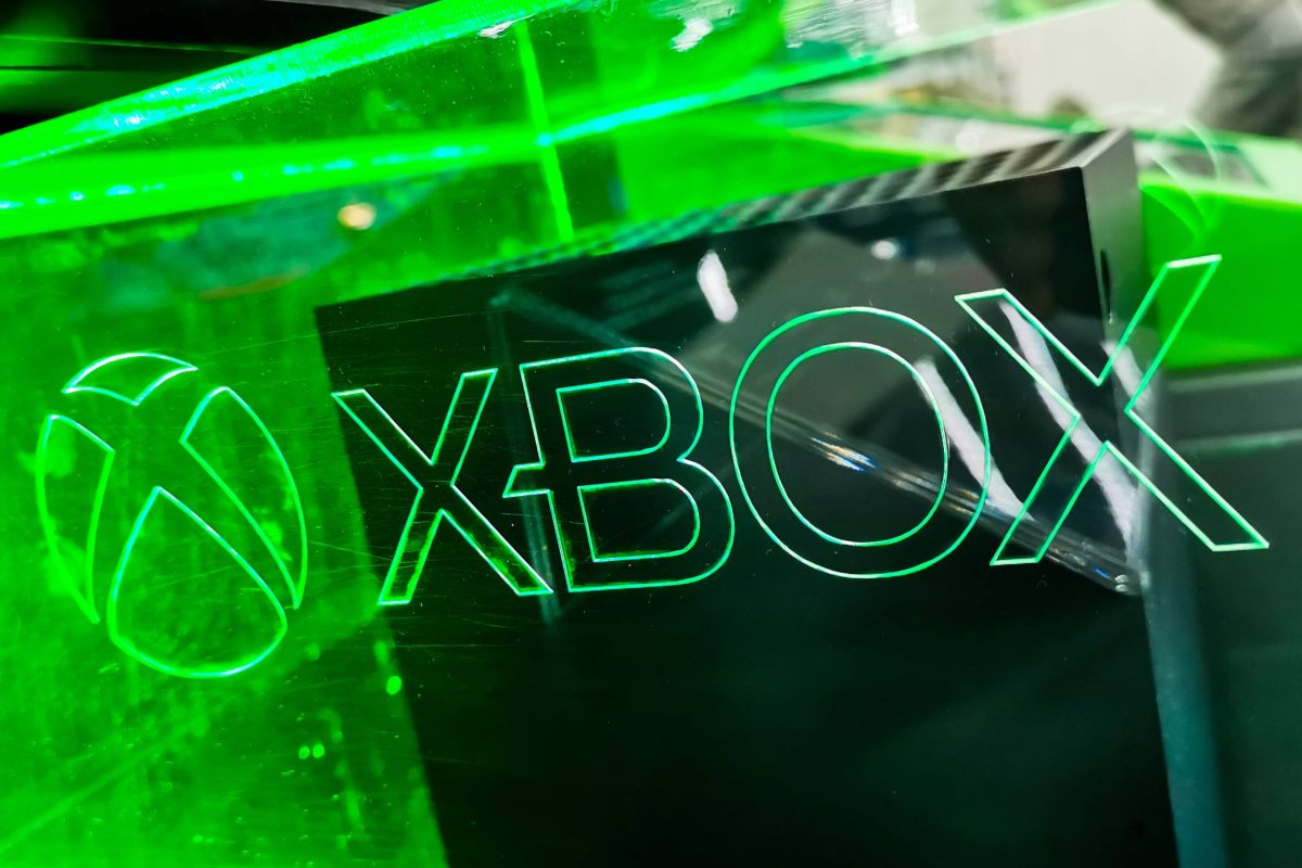 Xbox hinter Glaswand mit Logo