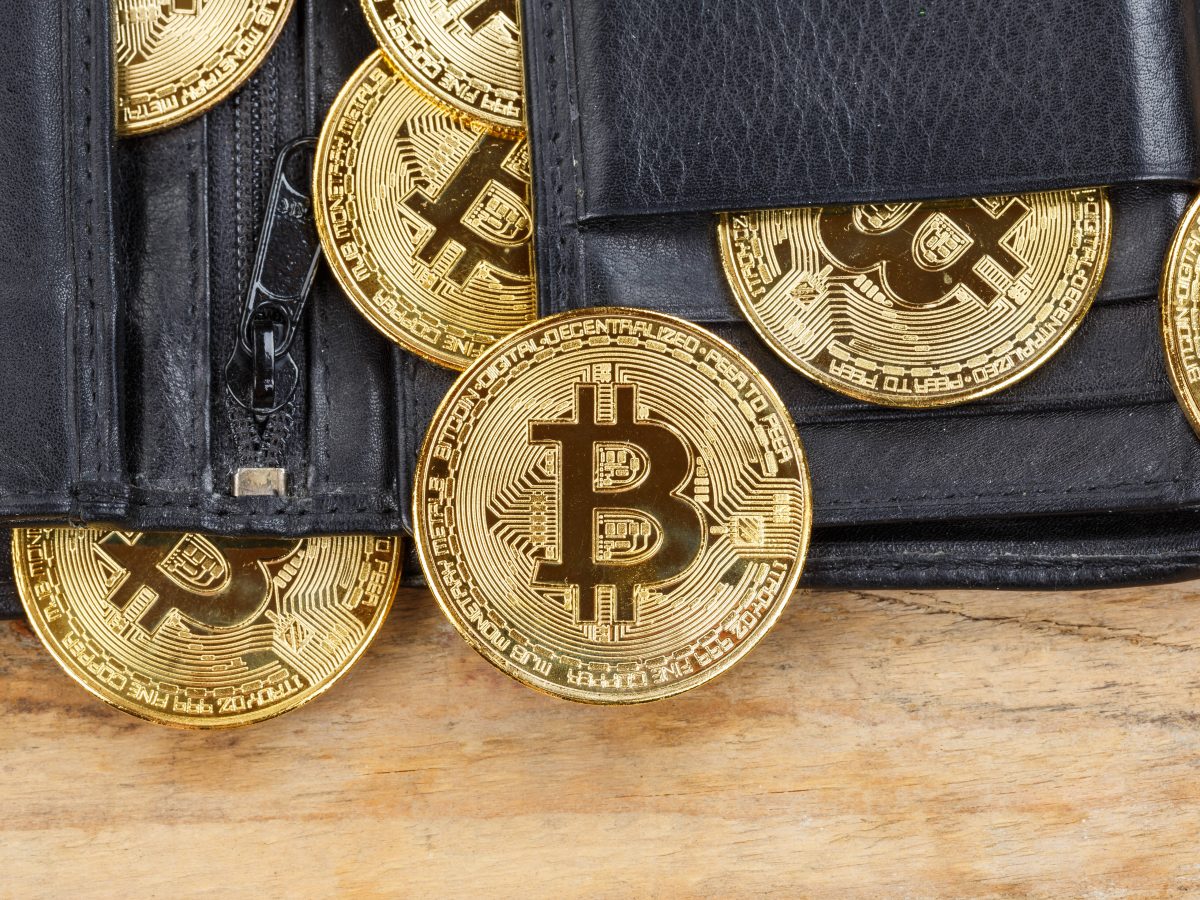 Bitcoin-Münzen in einer Brieftasche