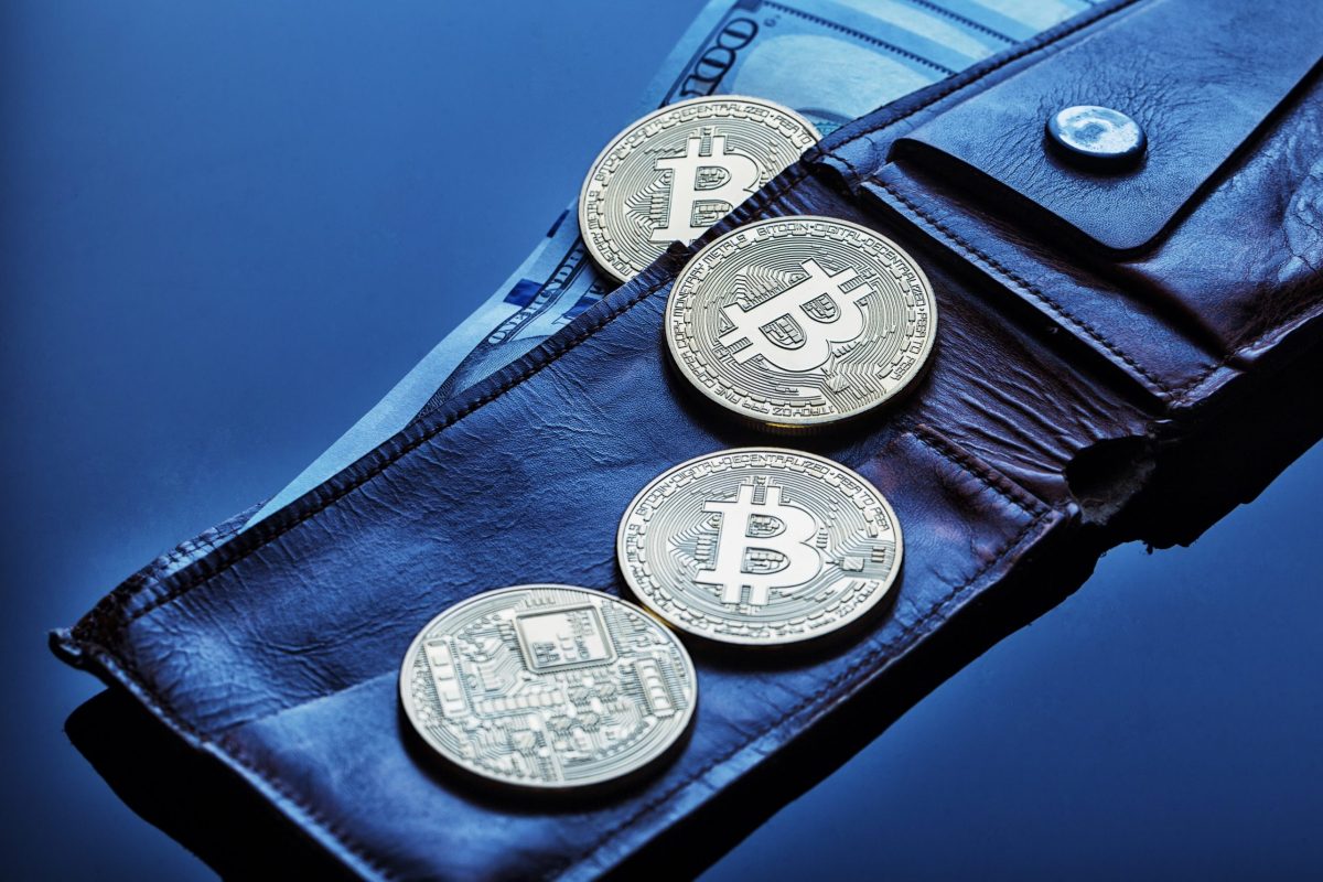 Bitcoin-Münzen in einer Brieftasche