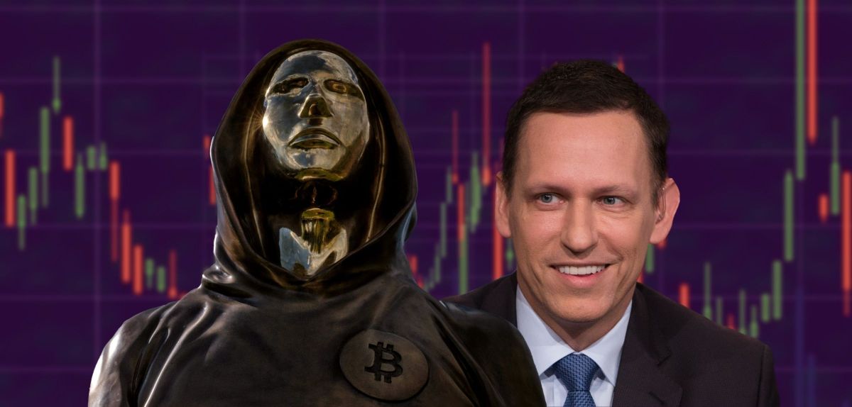 Peter Thiel neben einer Satoshi Nakamoto-Statue